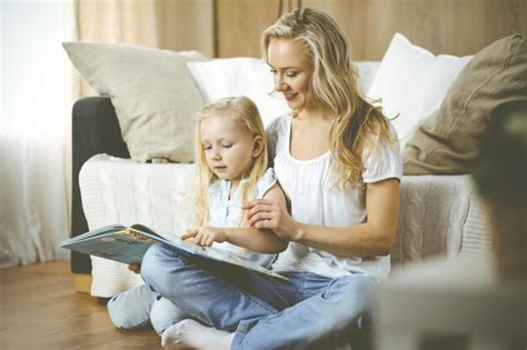 Gl Ckliche Familie Blonde Junge Mutter Liest Ihrer S En Tochter Ein Buch Vor W Hrend Sie Auf