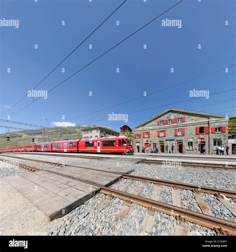 Zug der Rhätische Bahn Ankunft am Bahnhof Ospizio Bernina auf dem