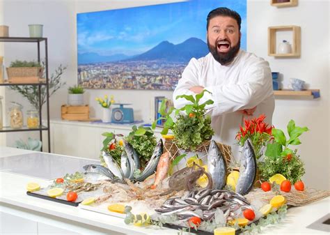 Peppe Di Napoli Il Pescivendolo Pi Famoso Di Italia Arriva All Isola