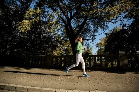 Mujer Joven Corriendo En El Parque Foto Premium