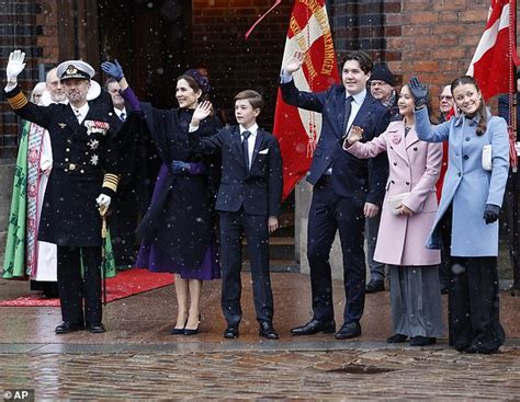 El Rey Federico Y La Reina Mar A De Dinamarca Saludan A Sus