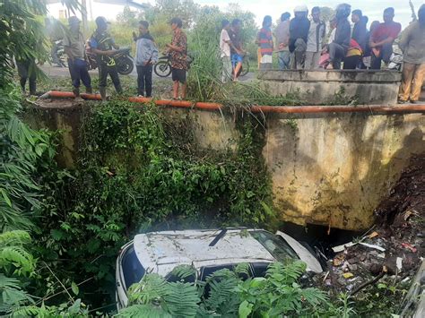 Hilang Kendali Mobil Rombongan Atlit Masuk Bawah Jembatan