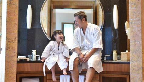 Hari Ayah Nasional Intip Kedekatan 5 Hot Daddy Ini Dengan Anaknya Okezone Lifestyle