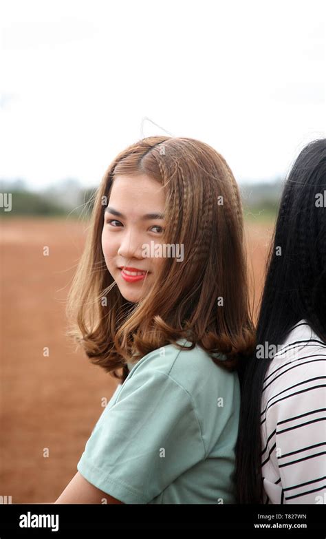 Fille aux cheveux blonde souriante Banque de photographies et dimages à haute résolution Alamy