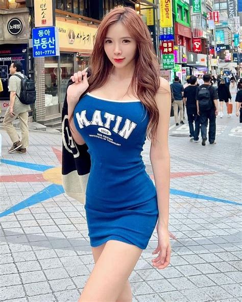 Ngượng chín mặt hot girl mặc hở hết nấc khoe vòng giữa phố Báo Tri thức và Cuộc sống TIN