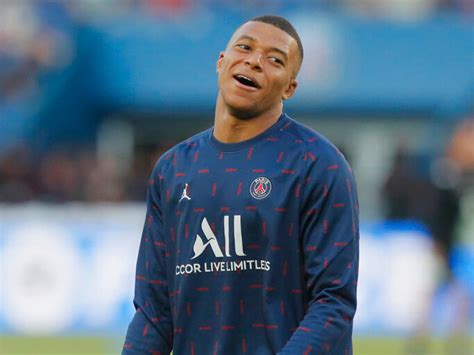 Kylian Mbappé Is Caught Self Pleasuring In A Dressing Room