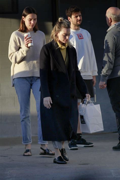 Margot Robbie Out With Her Friends In Los Angeles 02 Gotceleb