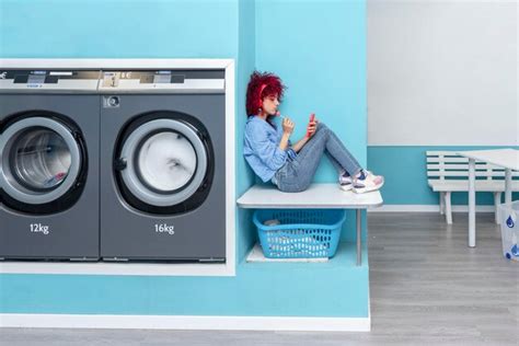 Uma Mulher Latina Entediada Um Cabelo Ruivo Afro Sentada Em Uma Prateleira Em Uma Lavanderia