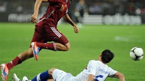 Fußball International Erst keine Landeerlaubnis dann Drogenfahndung