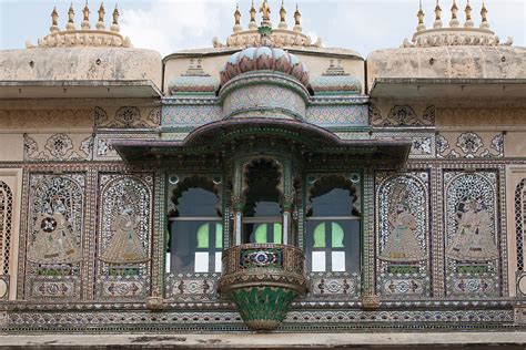 Вариант штукатурного загородного дома пестрого цвета в восточном стиле