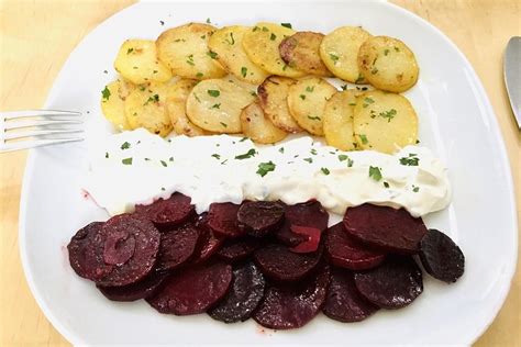 Gebratene Kartoffel Und Rote Bete Scheiben Mit Knoblauch An