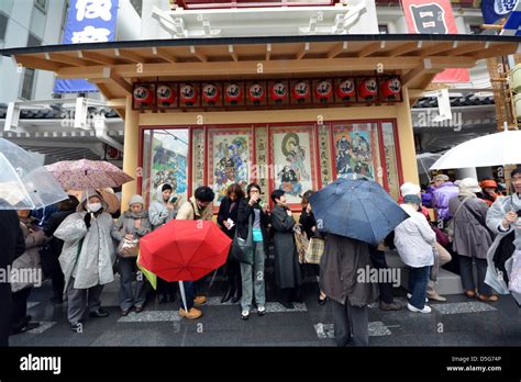 Le 2 Avril 2013 Tokyo Japon Kabuki Avid Fans Attendre En Ligne Pour