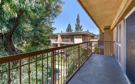 eaves Woodland Hills | AvalonBay Communities