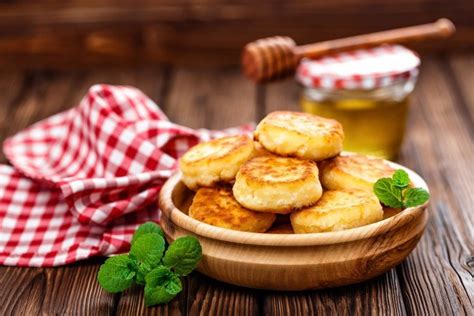 20 рецептов ПП сырников, которые разнообразят ваше меню