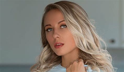 Sarah Houchens Biography 22 Photos Age Height Real Name Instagram