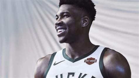 Giannis Antetokounmpo renueva con los Bucks y firma el contrato más