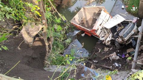 Supir Diduga Ngantuk Dan Tabrak Pembatas Jembatan Truk Dam Jatuh Ke