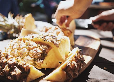 how to know when to pick a pineapple