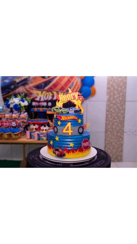 bolo Hot Wheels chantininho Decoração de festa infantil tema carros Bolo hot wheels Bolos de