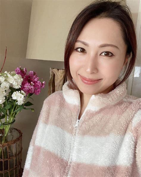 佐田茉莉子さんのインスタグラム写真 佐田茉莉子instagram「おはよう💕 朝は冷えるね！ お花が満開でリビングが甘〜い💖 佐田