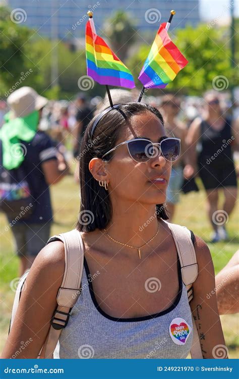 Desfile De Lesbianas Y Gays Lesbianas Caminando En El Desfile Del Orgullo Gay Imagen Editorial