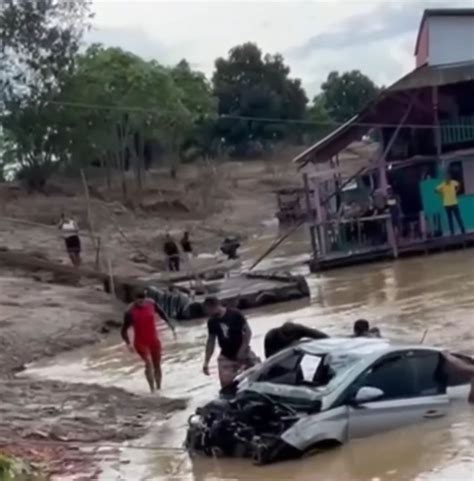 V Deo Ap S Deslizamento Carro Que Foi Engolido Retirado Do Rio