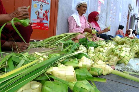 Permintaan Bungkus Ketupat Lebaran Antara Foto