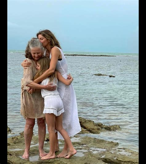 Foto Gisele Bündchen em foto a mãe Vânia e a filha Vivian