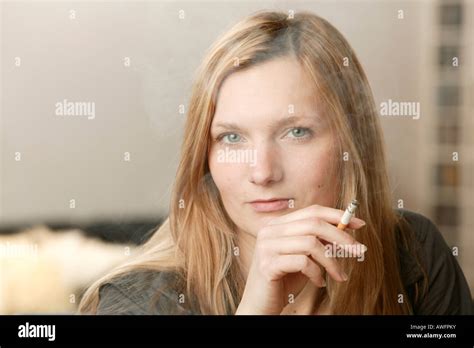 Junge Blonde Frau Raucht Eine Zigarette Rauchen Dunst Stockfotografie Alamy