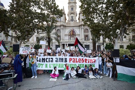 Protesta A Favor Del Pueblo Palestino En La Plaza Del Ayuntamiento De