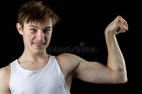 Un Enfant De 17 Ans Portant Un Toit Blanc Photo Stock Image Du