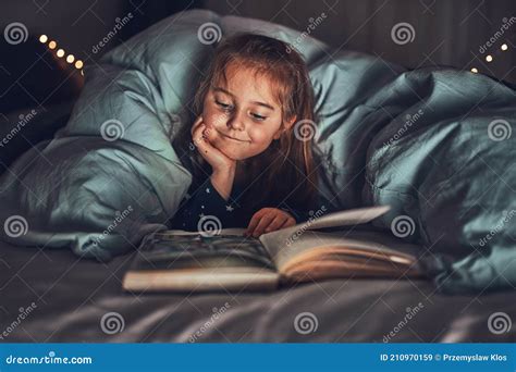 Книга чтения девочки и смотреть картинки в ночь перед тем, как идти ...