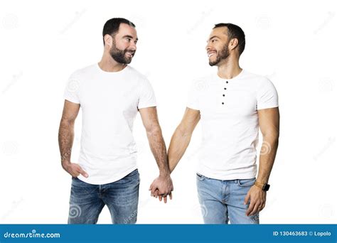 Los Pares Gay De Los Homosexuales Jovenes Se Aman En Un Fondo Blanco Imagen De Archivo Imagen