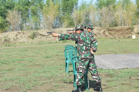 Latihan Menembak Upaya Korem 081 DSJ Tingkatkan Kemampuan Anggota