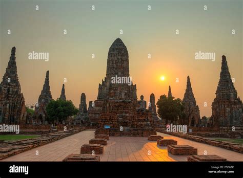 Buddhist temple at sunset, Wat Chaiwatthanaram, Ayutthaya, Thailand Stock Photo - Alamy