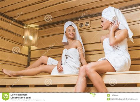 Belles Jeunes Femmes S Asseyant Sur Le Banc De Sauna Photo Stock