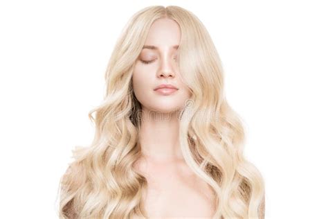 Belle Jeune Femme Blonde Avec De Longs Cheveux Onduleux Photo stock Image du modèle vivacité