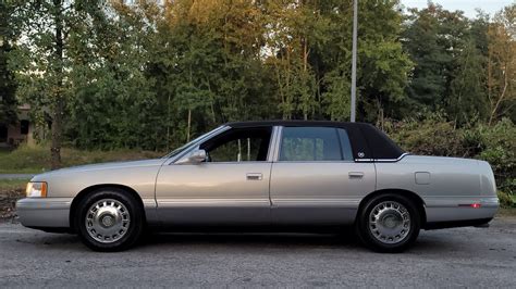 Czysta przyjemność Cadillac Deville 4 6 V8 Northstar na wieczornym