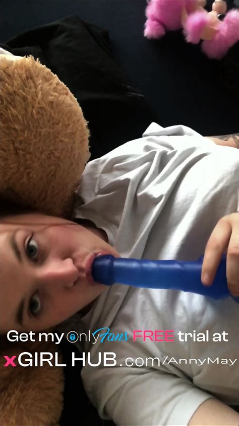 Chubby Czech Babe Anny May Loves Playing With Her Pussy