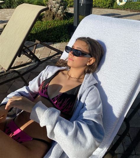 5 Hot Sexy Emily Paulichi Bikini Pics