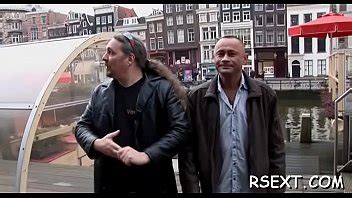 Bonita puta madura tatuada chupa una polla y lame el coño XVIDEOS