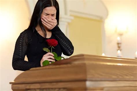 Mujer Triste En La M Scara Rezando En El Funeral En La Iglesia