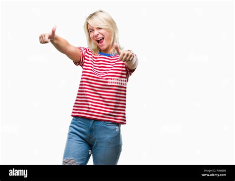 Junge hübsche blonde Frau über isolierte Hintergrund zur Genehmigung tun positive Geste mit der