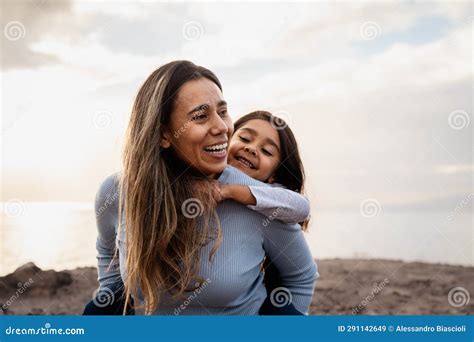 Feliz Madre Latina Disfrutando Del Tiempo Con Su Hijo En La Playa Imagen De Archivo Imagen De