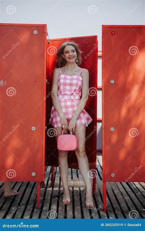 Une Fille Blonde Souriante Ressemble Une Poup E Barbie Dans Une Mini Robe Rose Avec Sac Main
