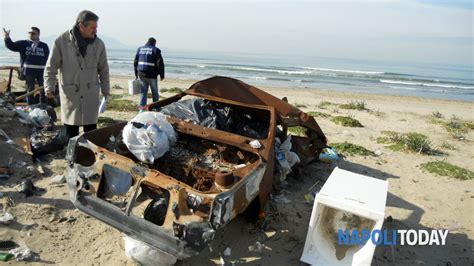 Rifiuti In Spiaggia A Licola Mare