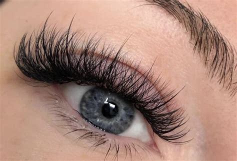 The Difference Between Classic Hybrid Volume Eyelash Extensions