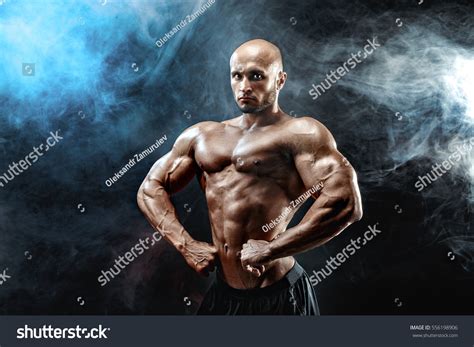 Strong Bald Bodybuilder Six Pack Bodybuilder Foto Stock 556198906