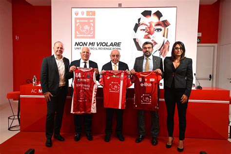 Motorola Telefono Rosa E Il Mondo Dello Sport Uniti Contro Il Revenge Porn Con NonMiViolare UYBA