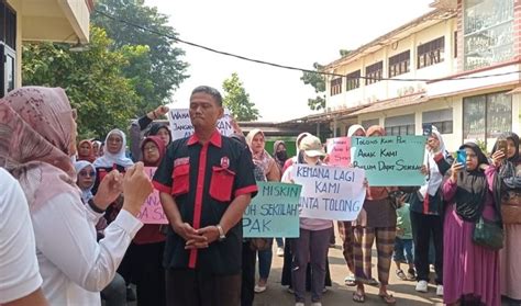 Belum Diakomodasi Puluhan Emak Emak Di Depok Kembali Gelar Aksi Tuntut